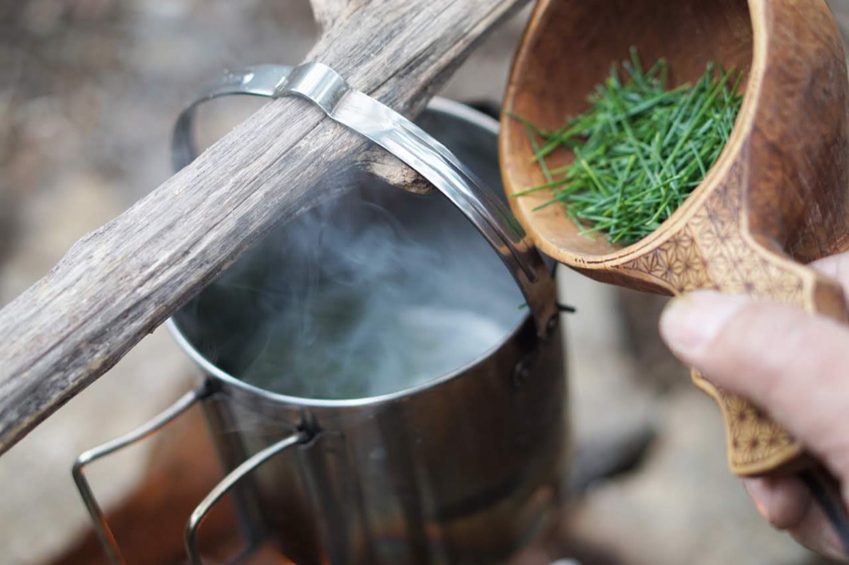 野草茶を淹れる